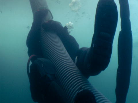 Gold Divers - Under the Ice: Angstangreb på første dyk